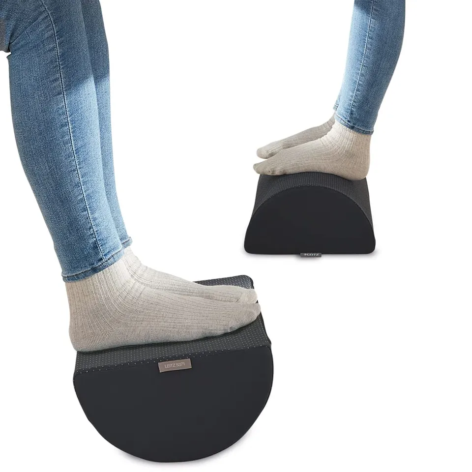 leitz-ergo-cosy-poggiapiedi-ergonomico-260x140x405-mm-grigio-velluto image 1