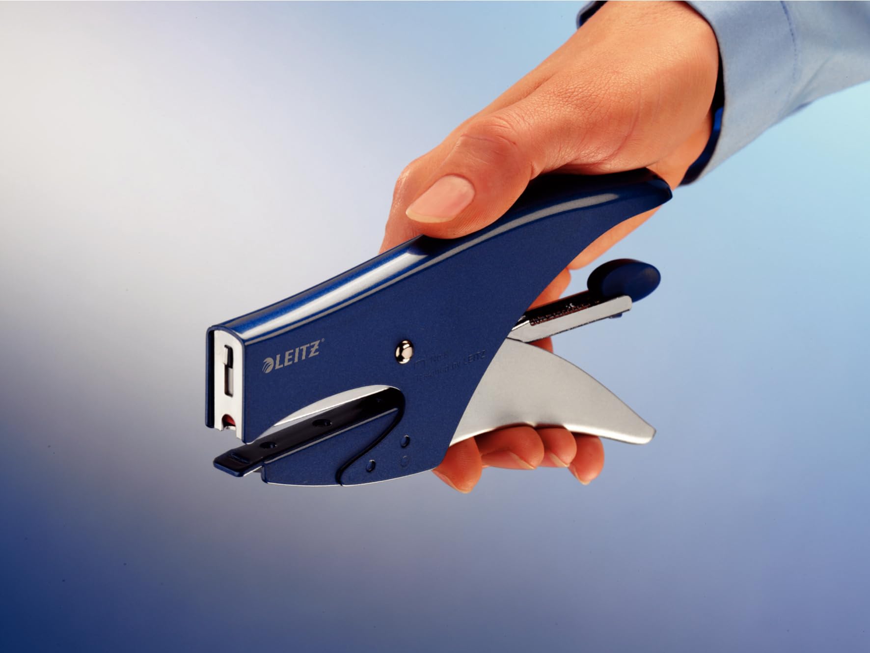 leitz-wow-cucitrice-a-pinza-15-fogli-blu image 2