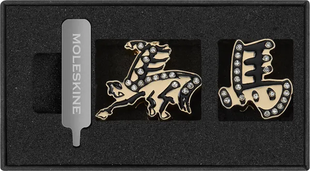 moleskine-pin-anno-del-cavallo-nera-con-finitura-oro image 1