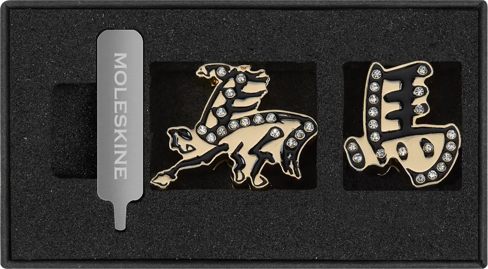 moleskine-pin-anno-del-cavallo-nera-con-finitura-oro image 1