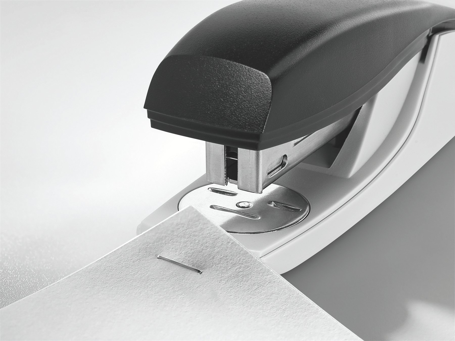 leitz-nexxt-cucitrice-compatta-25-fogli-rossa-200-punti image 2