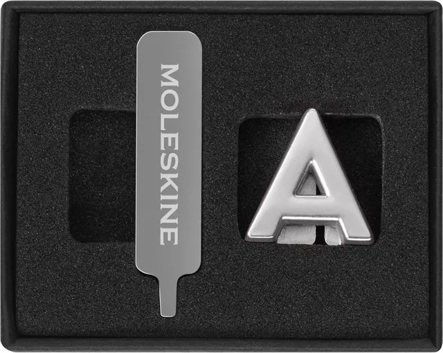 moleskine-pin-lettera-a-argento-per-taccuino-e-agenda image 1