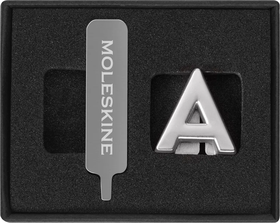 moleskine-pin-lettera-a-argento-per-taccuino-e-agenda image 1